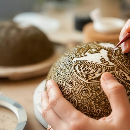 Trabalhando com Ferramentas Manuais: Como usar estecas, agulhas e cortadores em projetos de cerâmica